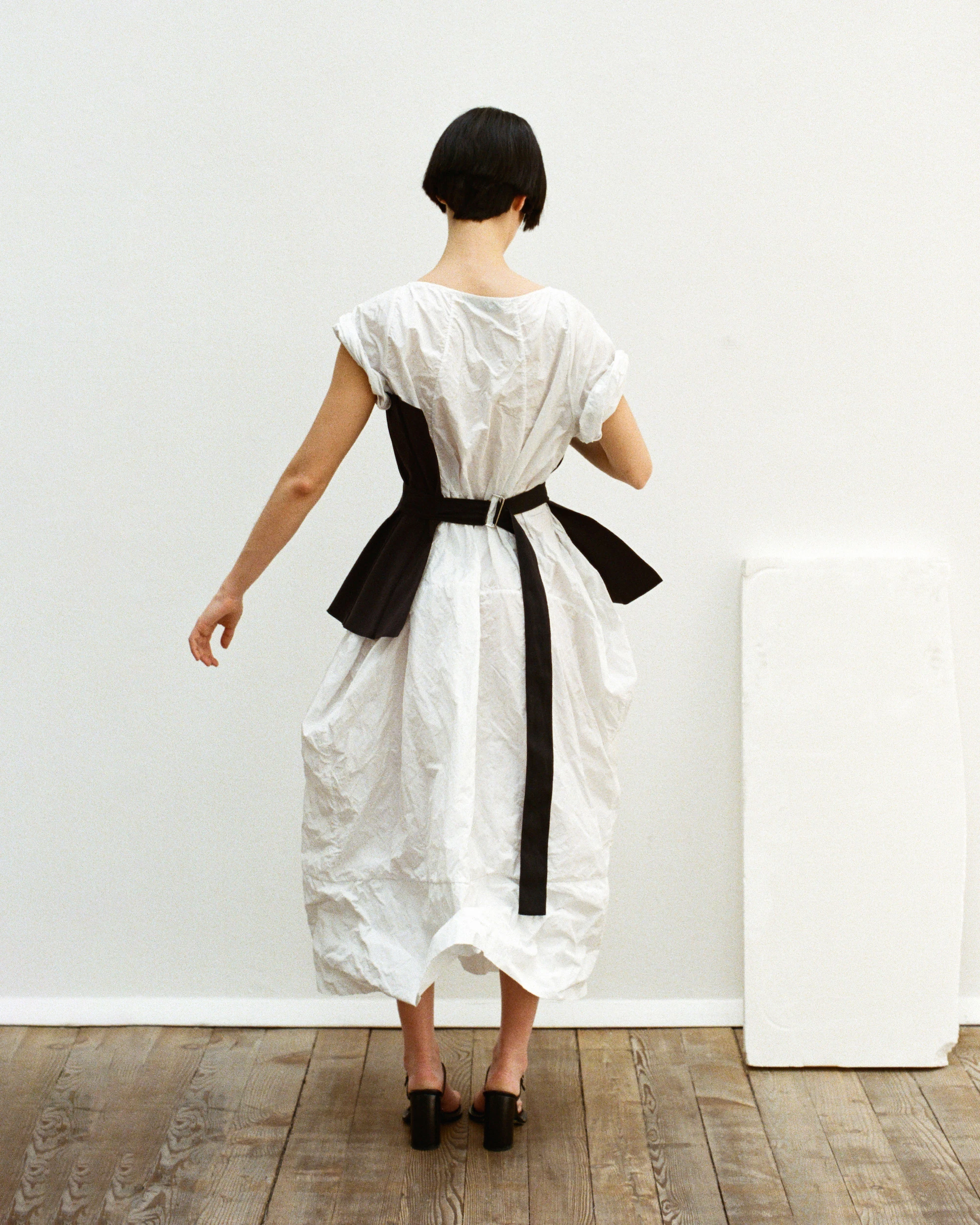 Maria Calderara SS27 Xilema white crinkled dress with black obi belt, rear view